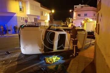  Aparatoso vuelco de un vehículo en la carretera de Melenara, a la altura del Callejón del Castillo (Foto TA)